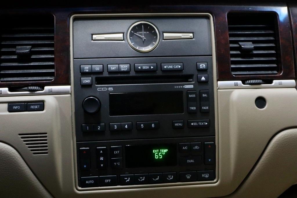 2011 Lincoln Town Car Signature Limited