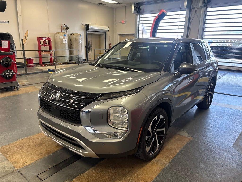 2022 Mitsubishi Outlander Base