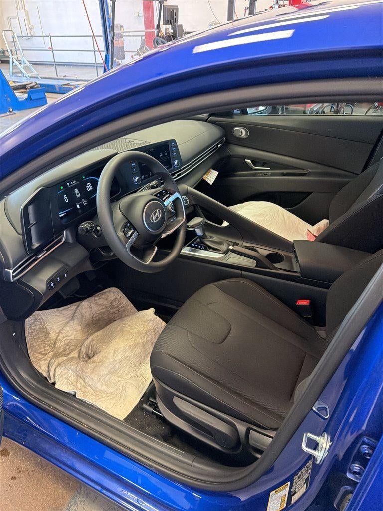 2025 Hyundai ELANTRA SE