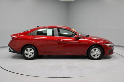 2024 Hyundai ELANTRA SE